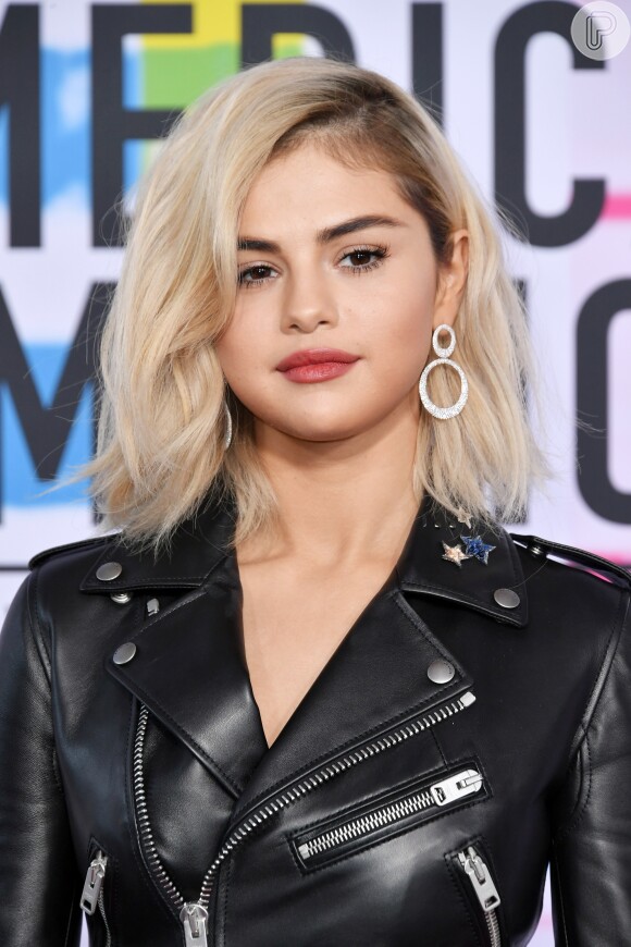 Selena Gomez posa no tapete vermelho no American Music Awards
