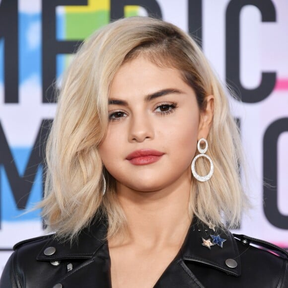 Selena Gomez posa no tapete vermelho no American Music Awards