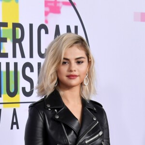 Vestido de Selena Gomez foi customizado especialmente para a cantora