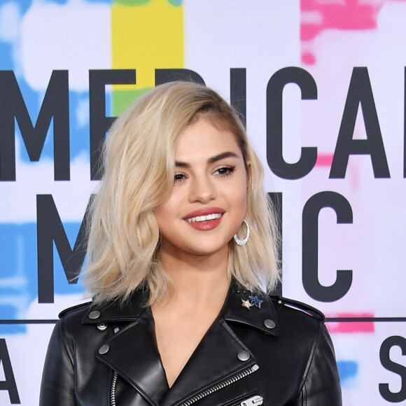 Selena Gomez exibiu os fios claros no AMA