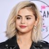 Selena Gomez exibe novo visual no American Music Awards