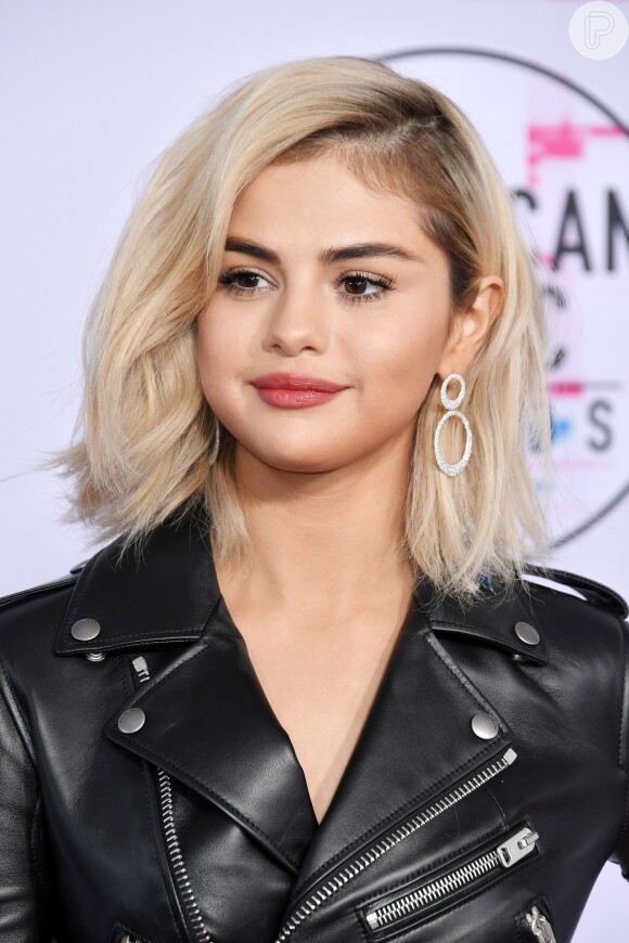 Selena Gomez exibe novo visual no American Music Awards