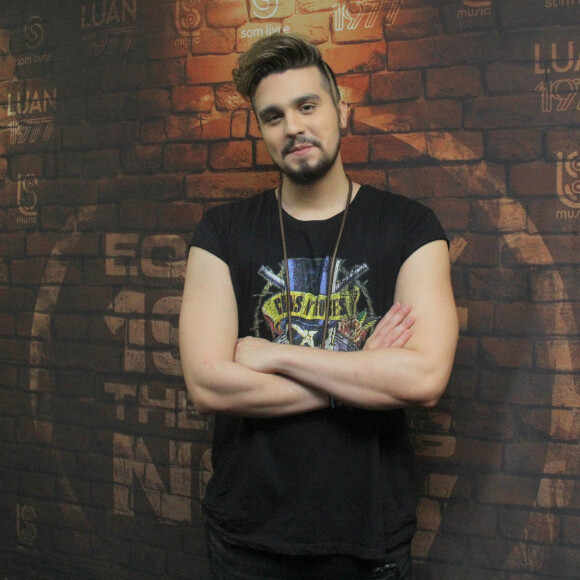 Luan Santana atendeu os fotógrafos nos bastidores do Villa Mix neste domingo, 19 de novembro de 2017