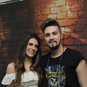 Luan Santana e Jade Magalhães mostraram simpatia nos bastidores do Villa Mix neste domingo, 19 de novembro de 2017