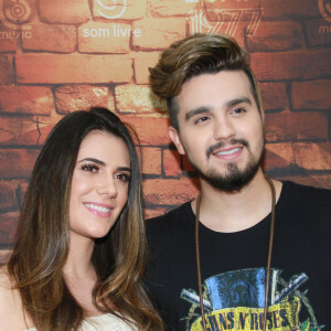 Namorada de Luan Santana, Jade Magalhães posou com cantor nos bastidores do Villa Mix neste domingo, 19 de novembro de 2017