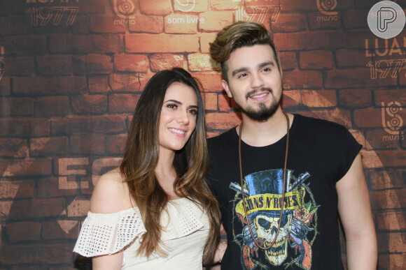 Namorada de Luan Santana, Jade Magalhães posou com cantor nos bastidores do Villa Mix neste domingo, 19 de novembro de 2017