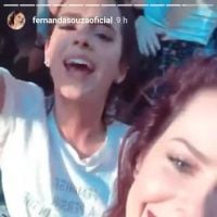 Bruna Marquezine e Fernanda Souza se divertem em show de Thiaguinho. Vídeo!
