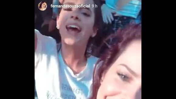 Bruna Marquezine se divertiu com Fernanda Souza em show de Thiaguinho, neste domingo, 19 de novembro de 2017