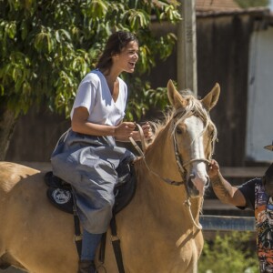 Bruna Marquezine e Marina Ruy Barbosa passaram por aula de montaria para a novela 'Deus Salve o Rei'