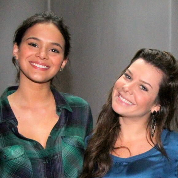 Bruna Marquezine e Fernanda Souza, em imagem de arquivo, se divertiram durante o show 'Tardezinha'