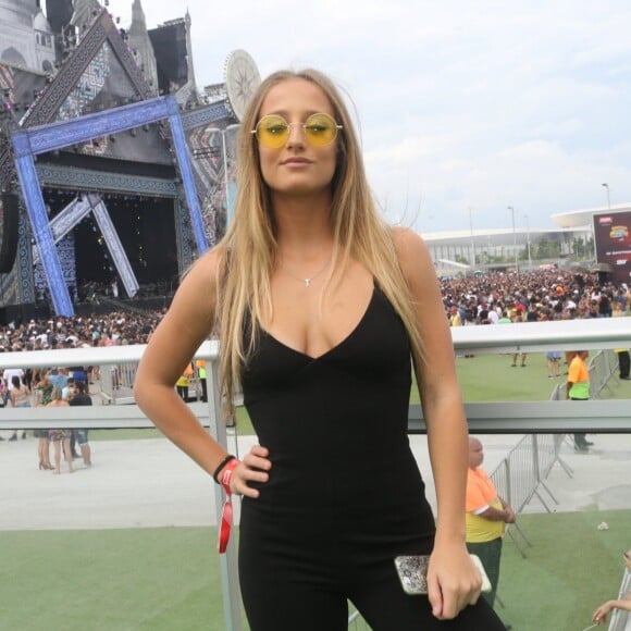 Bruna Griphao apostou em um look confortável e óculos de lente amarela para curtir a Maratona da Alegria Villa Mix