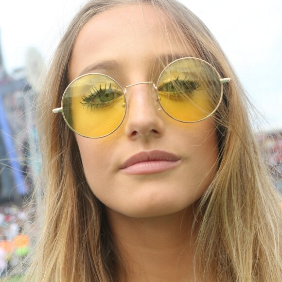 Bruna Griphao usou um óculos de lente amarela na Maratona da Alegria Villa Mix