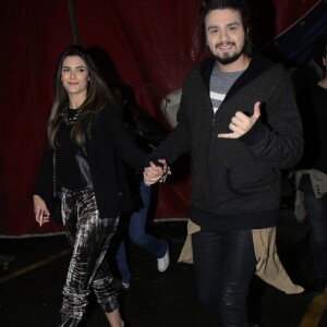 Luan Santana e Jade Magalhães se conheceram durante um show dele, há 10 anos