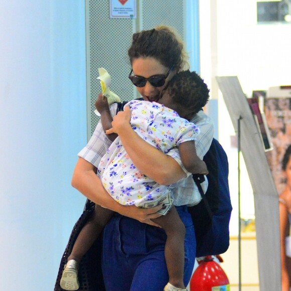 'Por mais que eu tivesse consciência da sua existência, eu não sentia. E pior, eu nunca vou sentir. Eu nunca vou poder de fato compartilhar o sentimento da minha filha ao sofrer preconceito', afirmou Leandra Leal