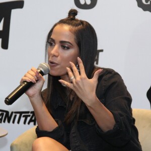 Anitta evitou falar sobre o casamento com o empresário Thiago Magalhães: 'Eu só posso falar que estou feliz. Muito feliz. Não quero falar muito sobre isso porque o outro lado não é famoso'