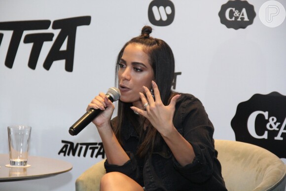 Anitta evitou falar sobre o casamento com o empresário Thiago Magalhães: 'Eu só posso falar que estou feliz. Muito feliz. Não quero falar muito sobre isso porque o outro lado não é famoso'