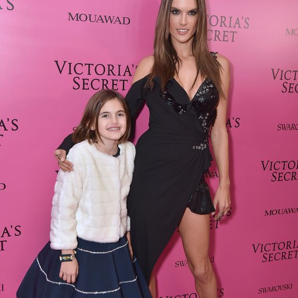 Alessandra Ambrosio levou a filha, Anja, para o desfile