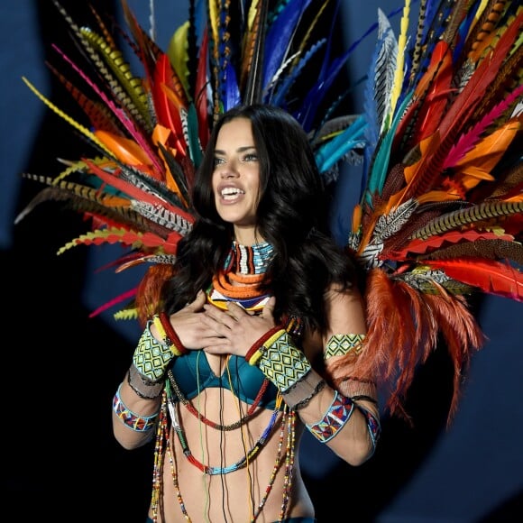 Adriana Lima, com lingerie colorida, desfila no Victoria's Secret Fashion Show 2017