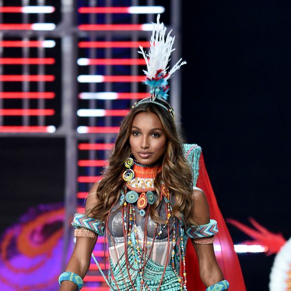 Jasmine Tookes apostou em um look colorido com detalhes geométricos no Victoria Secret's Fashion Show