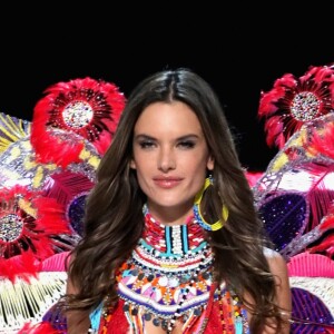 Alessandra Ambrosio fez seu último desfile pela Victoria's Secret. 'Amo vocês', afirmou a brasileira em vídeo emocionado nos bastidores