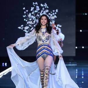 Além da despedida de Alessandra Ambrosio, o tombo da modelo Ming Xi também marcou Victoria Secret's Fashion Show