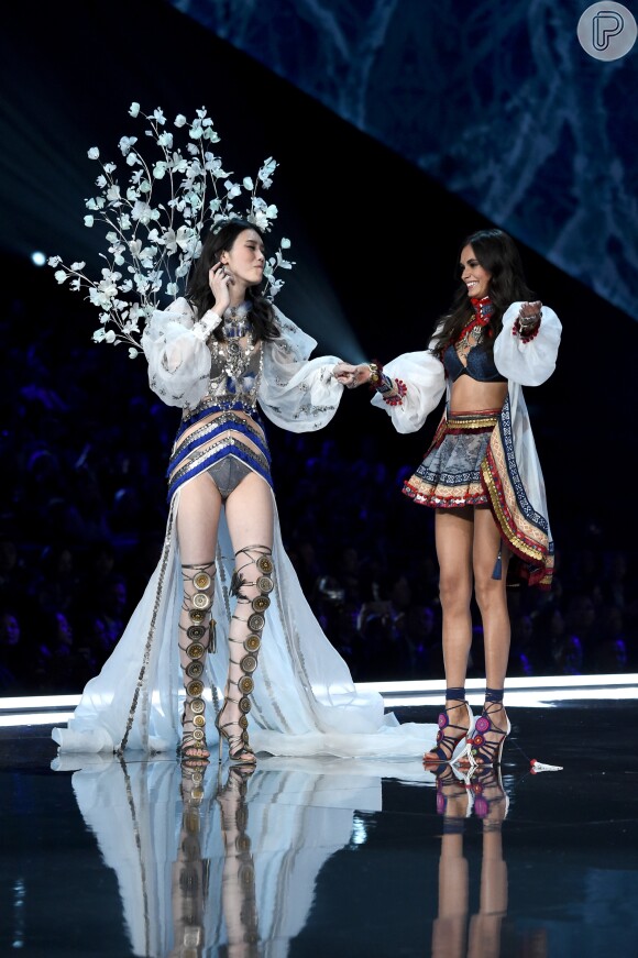 Ming Xi se desequilibrou no meio da passarela do Victoria Secret's Fashion Show