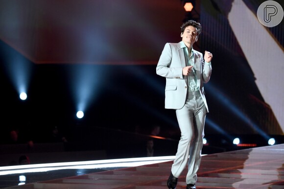 Harry Styles, um dos cantores responsáveis por animar o desfile, faz dancinha no palco