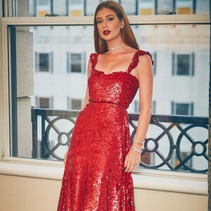 Marina Ruy Barbosa escolheu um longo vermelho de paetê assinado pela grife Valentino