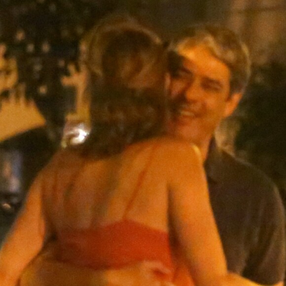 William Bonner comemorou aniversário de 54 anos na companhia dos filhos e da namorada, Natasha Dantas, em restaurante no Rio de Janeiro, no último sábado, 18 de novembro de 2017