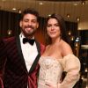 Cauã Reymond teve a companhia da namorada, Mariana Goldfarb, na entrega do Emmy: 'Esperando ela aceitar para casar'