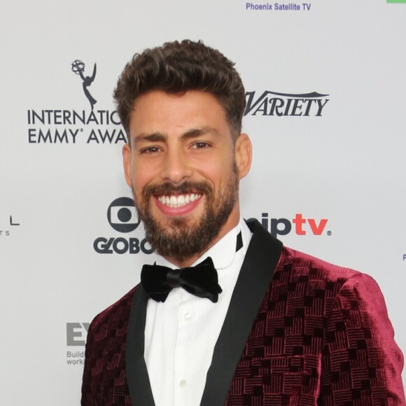 Cauã Reymond minimizou as cenas quentes com Matheus Nachtergaele no cinema: 'Não tive pudor'