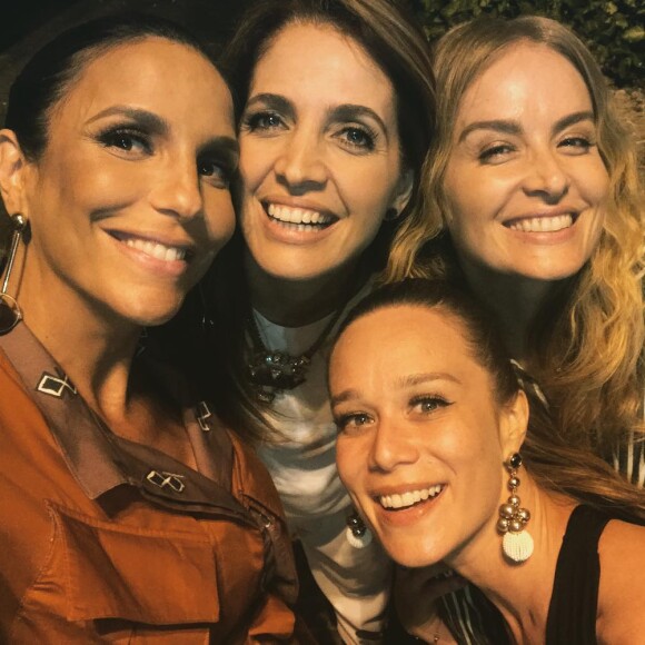 Ivete Sangalo curte jantar com Angélica, Mariana Ximenes e Poliana Abritta, na Bahia, nesta terça-feira, 21 de novembro de 2017