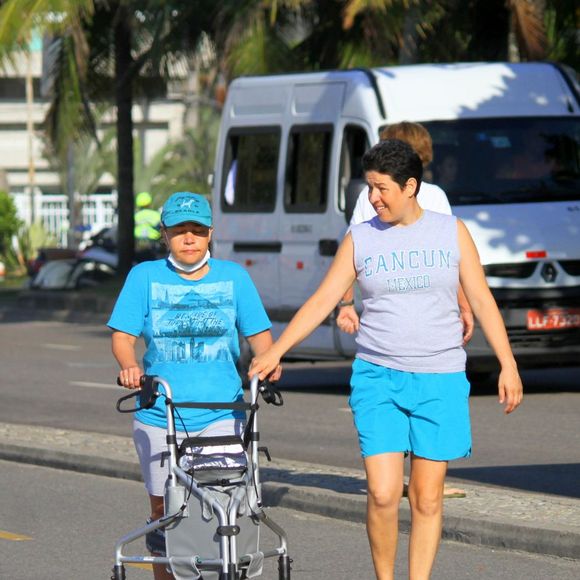 Claudia Rodrigues foi clicada várias vezes em passeio com sua empresária durante a recuperação do transplante de células-tronco