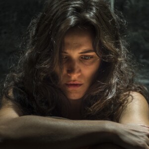 Clara (Bianca Bin) é dada como morta depois de ser arremessada em mar dentro do caixão, na novela 'O Outro Lado do Paraíso'