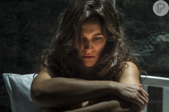 Clara (Bianca Bin) é dada como morta depois de ser arremessada em mar dentro do caixão, na novela 'O Outro Lado do Paraíso'