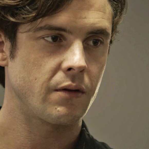 Gael (Sergio Guizé) resolve assumir o namoro com Aura (Tainá Müller) após sua mãe mentir ao dizer que Clara (Bianca Bin) fugiu com um americano e morrer em um país em guerra, na novela 'O Outro Lado do Paraíso'