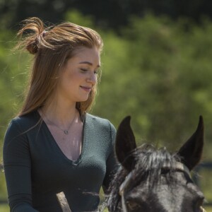 Marina Ruy Barbosa também teve aula de hipismo para viver a plebeia Amália da novela 'Deus Salve o Rei'