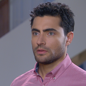 Gustavo (Carlo Porto) ouve de Estefânia (Priscila Sol) e Vitor (Thiago Mendonça) que Verônia (Elisa Brites) estava em um jantar de mãos dadas com Lucas (Murilo Cezar), no capítulo que vai ao ar terça-feira, dia 28 de novembro de 2017, na novela 'Carinha de Anjo'