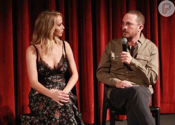 Jennifer Lawrence e o diretor Darren Aronofsky assumiram o romance em setembro de 2016