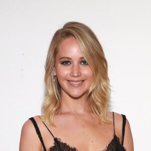 Jennifer Lawrence foi colocada, nua, por uma produtora, ao lado de mulheres mais magras para que fosse estimulada a perder peso