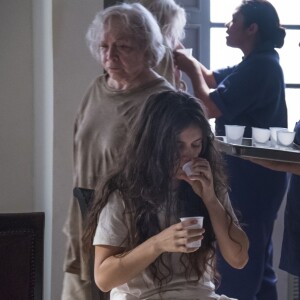 Beatriz (Nathalia Timberg) diz para Clara (Bianca Bin) não ingerir os compimidos dados pelos enfermeiros do hospício, na novela 'O Outro Lado do Paraíso'