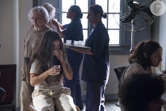 Beatriz (Nathalia Timberg) diz para Clara (Bianca Bin) não ingerir os compimidos dados pelos enfermeiros do hospício, na novela 'O Outro Lado do Paraíso'