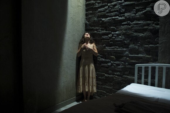 Clara (Bianca Bin) diz não entender o motivo pelo qual Sophia (Marieta Severo) a trancou em um hospício, na novela 'O Outro Lado do Paraíso'
