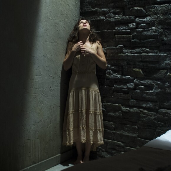 Clara (Bianca Bin) diz não entender o motivo pelo qual Sophia (Marieta Severo) a trancou em um hospício, na novela 'O Outro Lado do Paraíso'