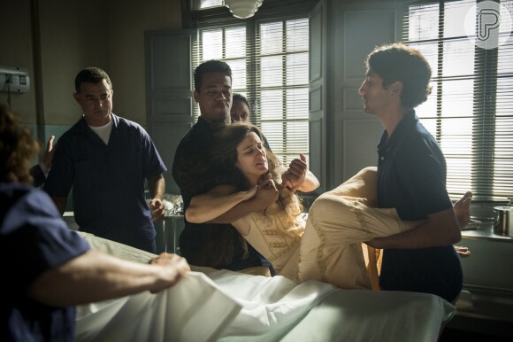 Clara (Bianca Bin), ao chegar ao hospício, é observada por Beatriz (Nathalia Timberg), na novela 'O Outro Lado do Paraíso'