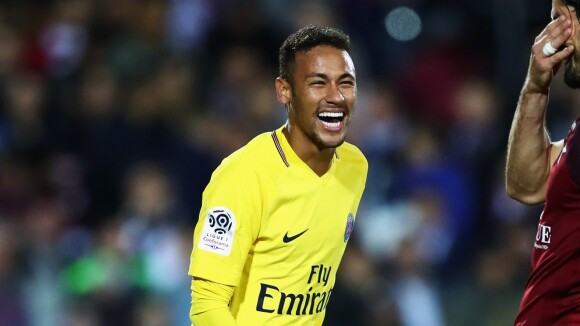 Neymar se destaca em vitória do PSG e torcida homenageia: 'Aquarela do Brasil'