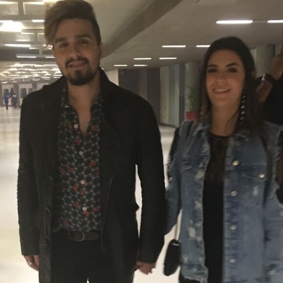 Luan Santana e a namorada, Jade Magalhães, marcaram presença em show do Bruno Mars em São Paulo nesta terça