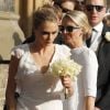 Cara Delevingne é dama de honra e veste branco no casamento da irmã, Poppy 16 de maio de 2014