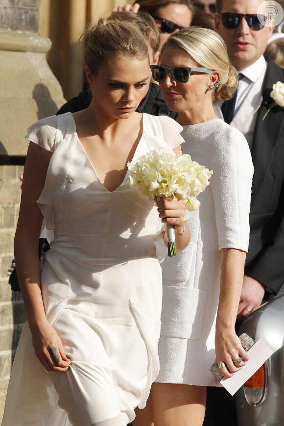 Cara Delevingne é dama de honra e veste branco no casamento da irmã, Poppy 16 de maio de 2014