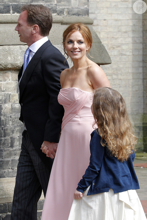 A ex-Spice Girl, Geri Halliwell circulou entre os convidados usando um vestido longo em tom de rosa e foi acompanhada pelo marido e filha